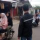 Pemberian takjil gratis dilaksanakan depan kantor kecamatan Tegalwaru. Rabu 5 April 2023, sore tadi. (Foto: Sumber Polsek tegal waru Loji)
