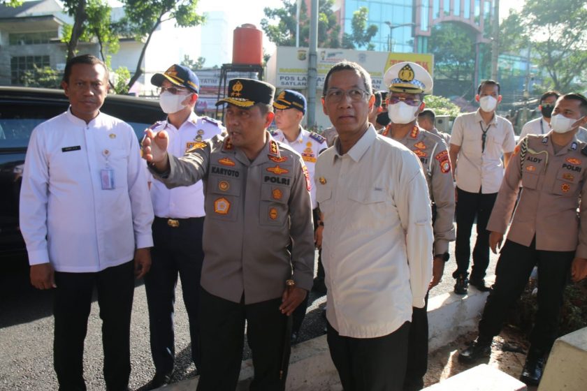 Kapolda Metro Jaya Bersama Dengan Pj Gubernur DKI Melakukan Pengecekan Langsung Penutupan U-Turn di Jalan Santa. (Foto: Sumber Humas PMJ)