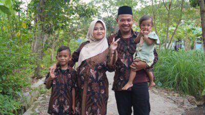 Agung dan Lisda Ayu Karyati momen foto bersama anaknya Alkalifi (foto: Abdul Kholilulloh)