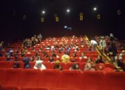 Peringati Hari Buruh Nasional, Polres Karawang Ajak Masyarakat Nobar Film di Bioskop