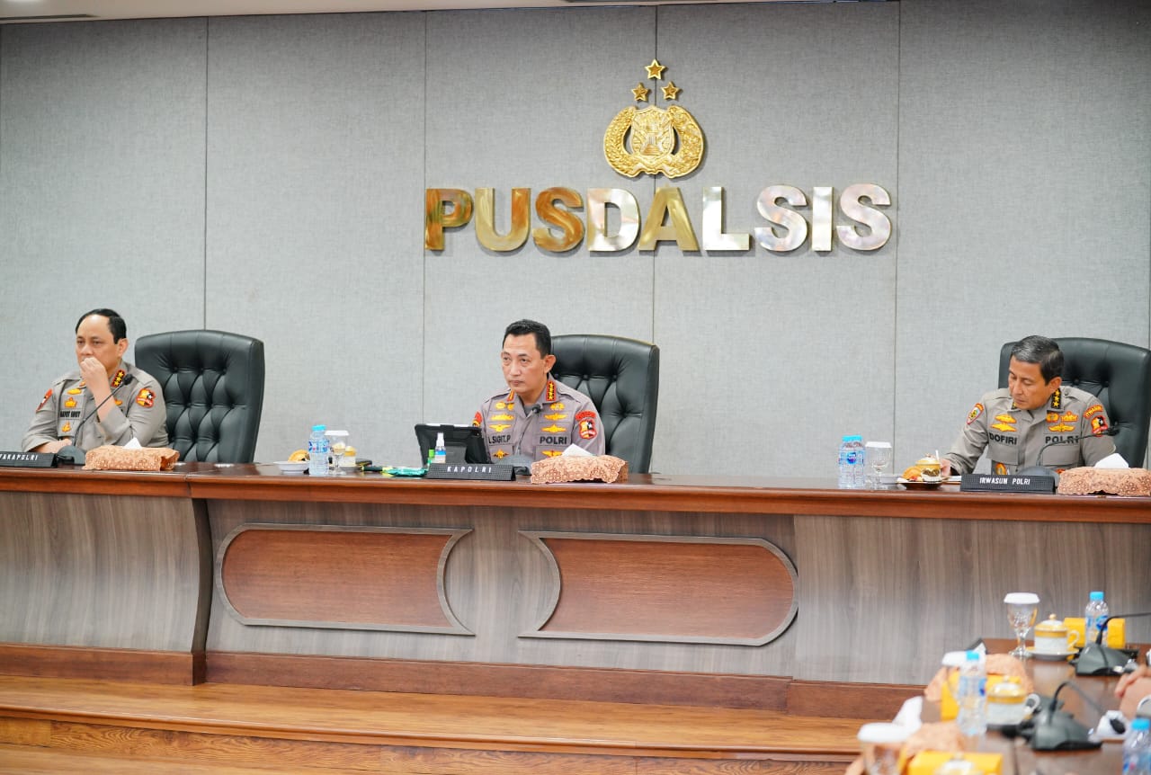 Kapolri saat menggelar Video Conference (Vicon) dengan seluruh jajaran. (Foto: Fhatar)