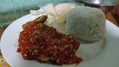 Ayam penyet Cah Ndeso dengan sambal khas Brebes disajikan sangat unik (foto: Abdul Kholilulloh)