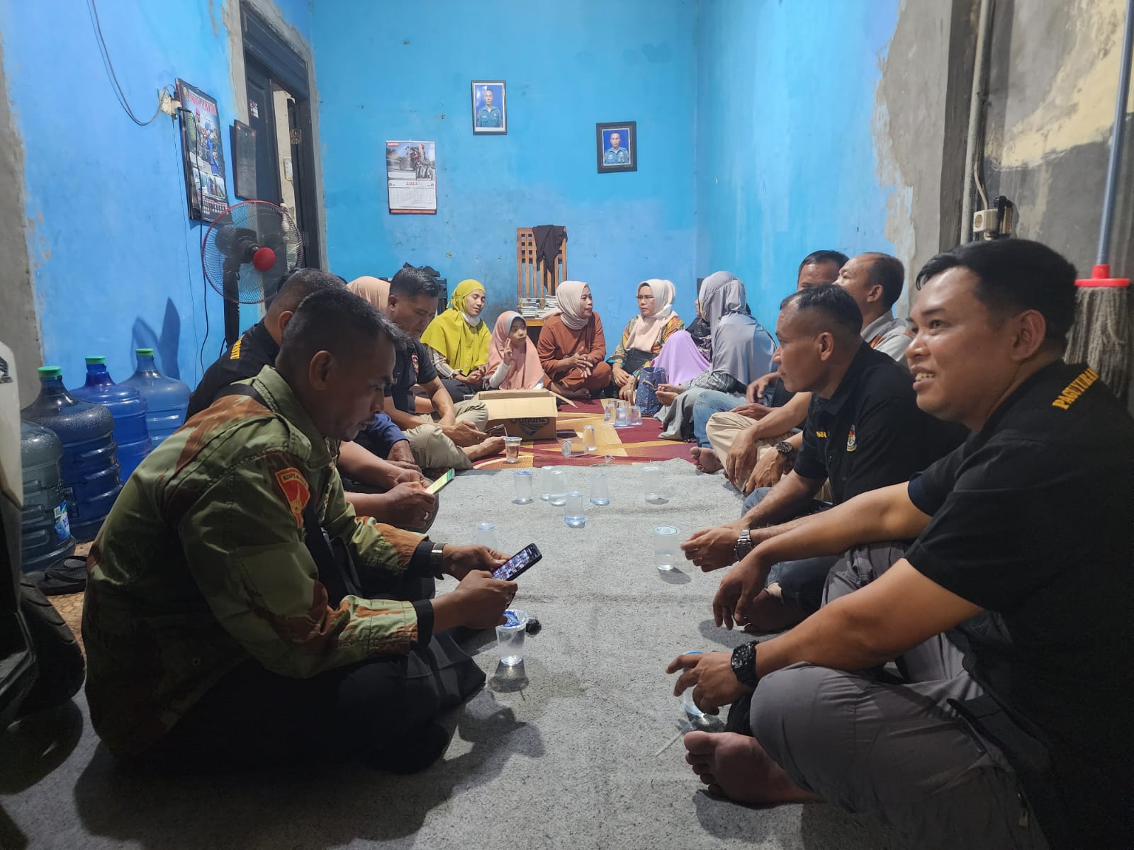Ikatan Alumni Empat Belas Satu (IKAPASTU) TNI AL, melakukan kegiatan sosial santunan donasi kedukaan terhadap kelaurga Alm.Kopka Mar Nur Arifin di Perum Villa Gading. (Foto: Muh. Bakhtiar)