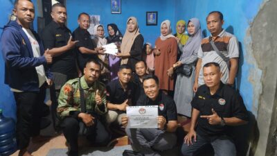 Ikatan Alumni Empat Belas Satu (IKAPASTU) TNI AL, melakukan kegiatan sosial santunan donasi kedukaan terhadap kelaurga Alm.Kopka Mar Nur Arifin di Perum Villa Gading. (Foto: Muh. Bakhtiar)