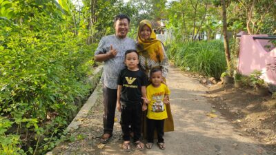 Eman Suhaman bersam istri Lasqi Jayanti dan kedua anaknya momen foto bersama (foto: Abdul Kholilulloh)