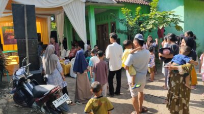 Adat tradisi sawen pengantin sunat dengan menyebar koin receh (foto: Abdul Kholilulloh)