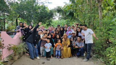 Keluarga besar Mogal dan Mak Ning Kuningan dalam satu momen Idul Fitri 2023 sekaligus hajat khitanan (foto: Abdul Kholilulloh)
