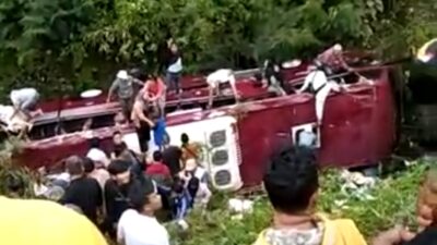 Kondisi bus warna merah masuk jurang di obyek wisata Guci Tegal