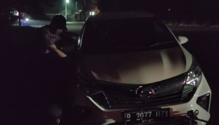 Minim Penerangan Jalan, Mobil Minibus Nyungsep ke Selokan di Cikarang Selatan 