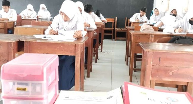 Siswa-Siswi SMPN 13 Tambun Selatan, Kabupaten Bekasi, sedang melaksanakan Ujian Satuan Pendidikan (USP) (Foto: Sumber Guru SMPN 13 Tamsel).