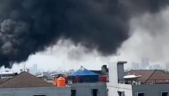 Kebakaran Hanguskan Pemukiman Warga Di Jembatan Besi, Tambora, Jakarta Barat