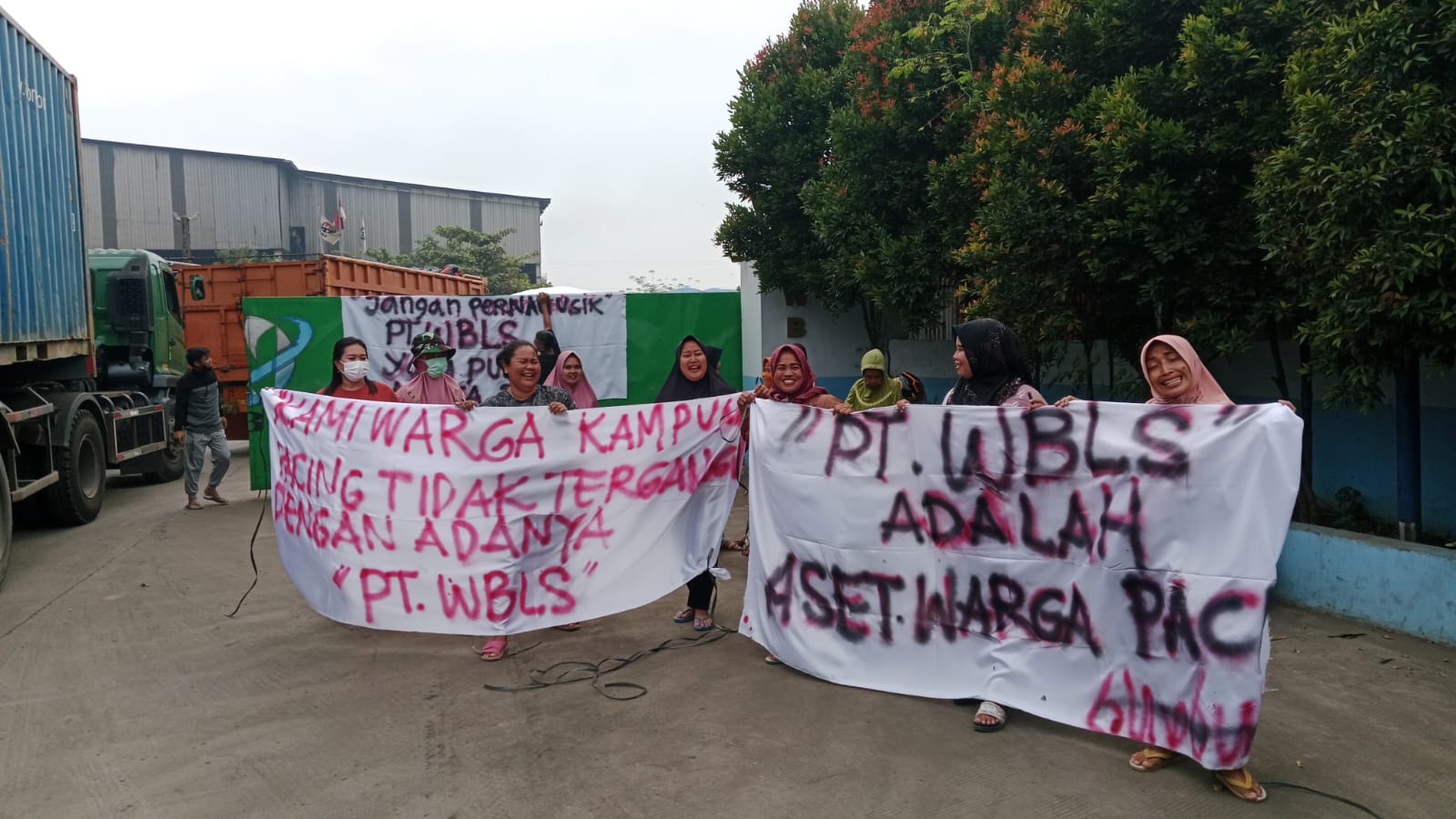 Puluhan warga Kampung Pacing, Desa Waringinjaya, Kecamatan Kedungwaringin, Kabupaten Bekasi kembali melakukan aksi demo di depan PT Wan Bao Long Steel (WBLS),