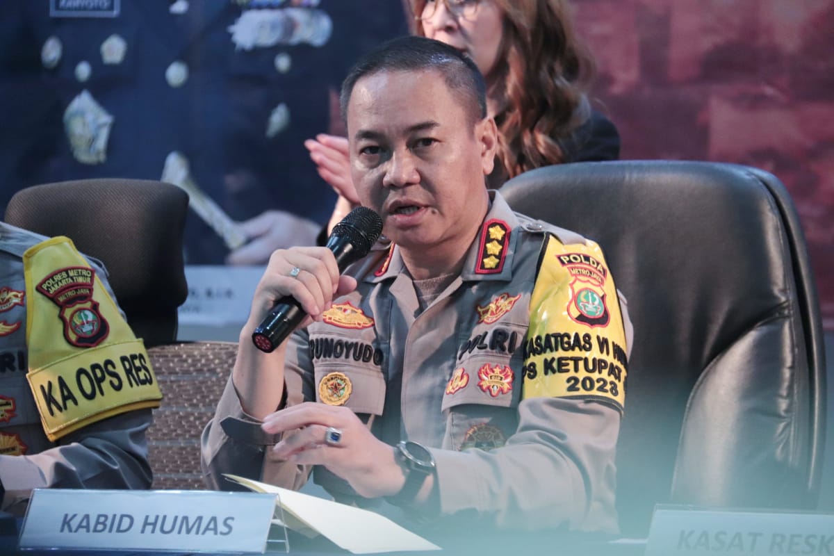 Penjelasan Kabid Humas Polda Metro terkait meninggalnya anggota Polsek pesanggrahan dalam operasi ketupat 2023. (Foto: Fathar)