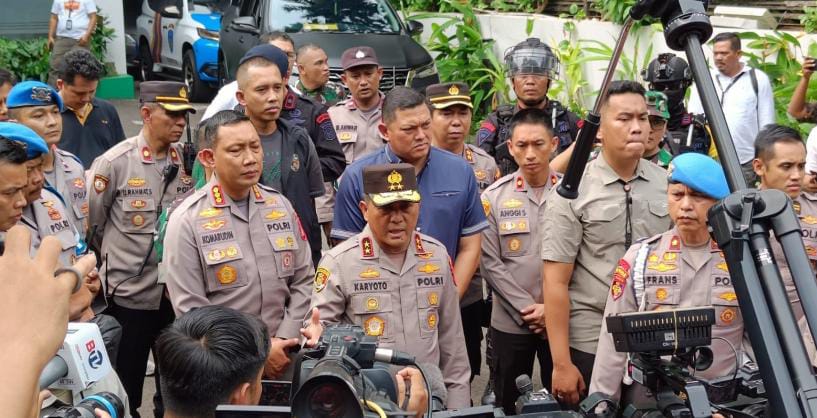 Kapolda Metro Jaya Irjen Pol Karyoto saat mendatangi lokasi penembakan di kantor pusat MUI Jakarta. (Foto: Sumber Humas PMJ)