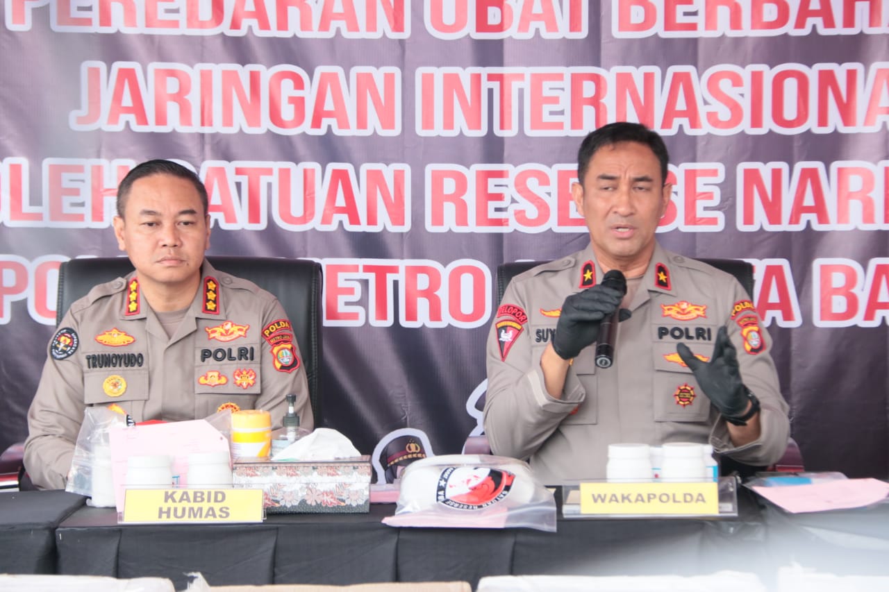 Wakapolda Metro Jaya Bersama Kabid Humas Laksanakan Konferensi Pers Terkait Peredaran Obat-Obatan Terlarang ( Foto: Fathar).