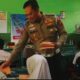 Kasat Lantas Polresta Bogor Kota Membagikan Buku dan Alat Tulis Kepada Murid-Murid. (Foto : Fathar)