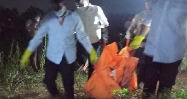 Pihak kepolisian sedang mengevakuasi mayat membusuk yang gegerkan siswa-siswi SMPN Solear 3 Tangerang. (Foto : istimewah)