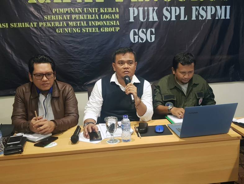 Ketua Pimpinan Pusat Serikat Pekerja Logam, Federasi Serikat Pekerja Metal Indonesia (SPL-FSPMI), A Taupik Hidayat (Tengah). (Foto: Team Redaksi Triberita.com)
