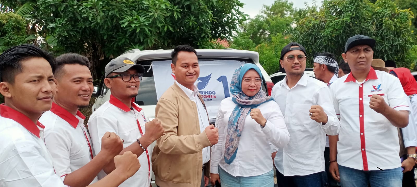 Caleg Dapil II Perindo Ryzko Hartandi (tengah) foto bersama dengan para pengurus DPC Perindo Cibitung - Cikarang Barat dan simpatisan penuh semangat, seusai pendaftaran para Caleg DPD Perindo Kabupaten Bekasi di Kantor KPUD Kabupaten Bekasi.