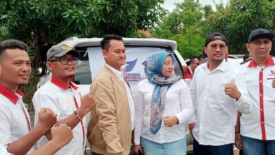 Caleg Dapil II Perindo Ryzko Hartandi (tengah) foto bersama dengan para pengurus DPC Perindo Cibitung - Cikarang Barat dan simpatisan penuh semangat, seusai pendaftaran para Caleg DPD Perindo Kabupaten Bekasi di Kantor KPUD Kabupaten Bekasi.