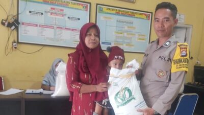 Caption : Pastikan tepat sasaran, Bhabinkamtibmas Polsek Mancak Polres Cilegon Polda Banten, melakukan pengawasan dan pengawalan pelaksanaan penyaluran bantuan pangan non tunai (BPNT) tahap II Tahun 2023 dari Kemensos RI. (Foto : HumasResClg)