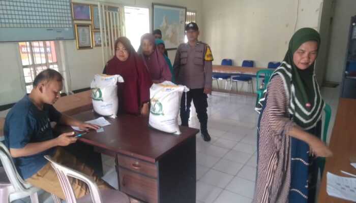 Bhabinkamtibmas Polsek Mancak Polres Cilegon Polda Banten Kawal Penyaluran Bantuan Pangan Tahap Ke-II Tahun 2023