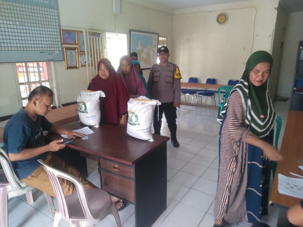 Caption : Pastikan tepat sasaran, Bhabinkamtibmas Polsek Mancak Polres Cilegon Polda Banten, melakukan pengawasan dan pengawalan pelaksanaan penyaluran bantuan pangan non tunai (BPNT) tahap II Tahun 2023 dari Kemensos RI. (Foto : HumasResClg)