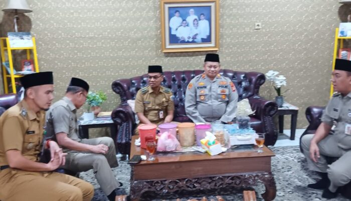 Kapolsek Kalideres Bersama Walikota Jakarta Barat Lepas 32 Jamaah Haji Yang Akan Berangkat