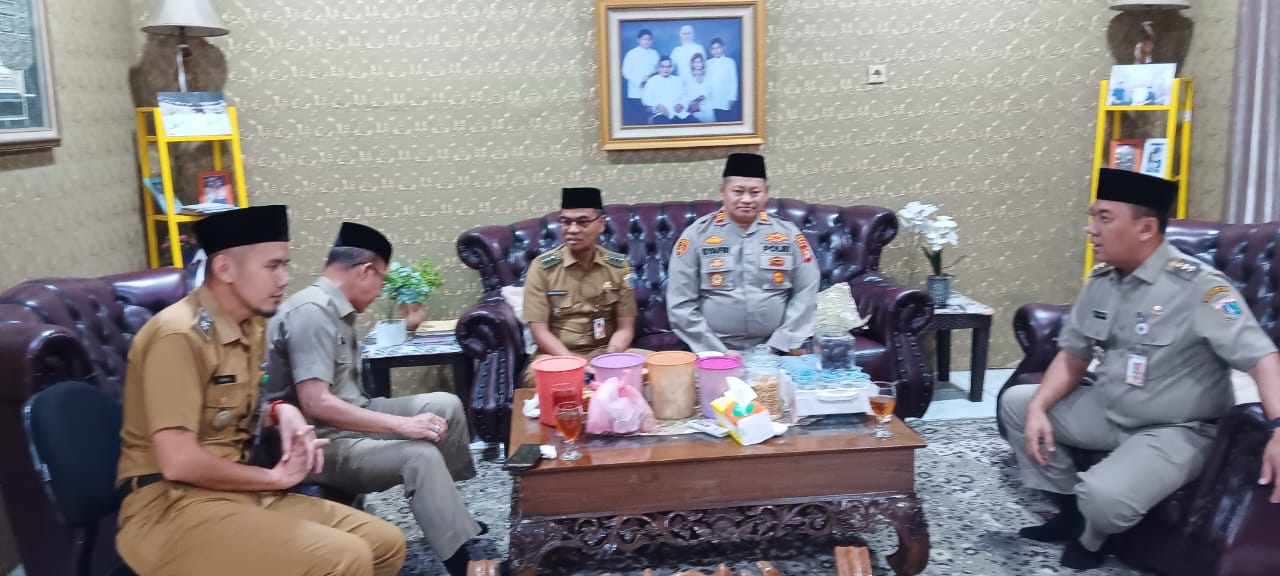 Kapolsek Kalideres Bersama Walikota Pimpin Pelepasan Jamaah Haji. (Sumber Foto : Fathar)
