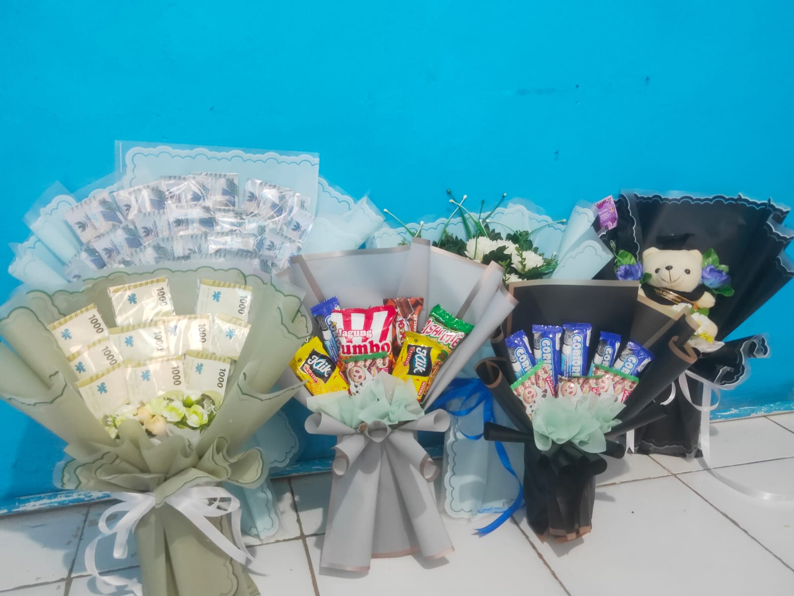 Buket parcel buatan Adelia, dengan berbagai jenis dan ukuran. (Foto: Jeje)