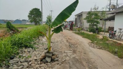 Sejumlah warga membentangkan spanduk bertuliskan kekecewaan terhadap pengembang perumahannya yang diduga tidak berijin. (Foto: Abdul Kholilulloh)