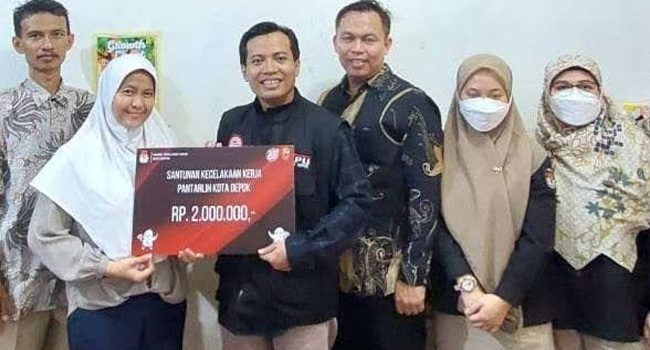 Ketua KPU Kota Depok Menyerahkan Bantuan Kepada Petugas Pantarlih Yang Terkena Musibah Saat Menjalankan Tugas. (Foto: Sumber KPU)