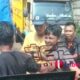 bang jago palak sopir truk sampah di TPAS Burangkeng, Kabupaten Bekasi (foto: tangkapan layar video viral)