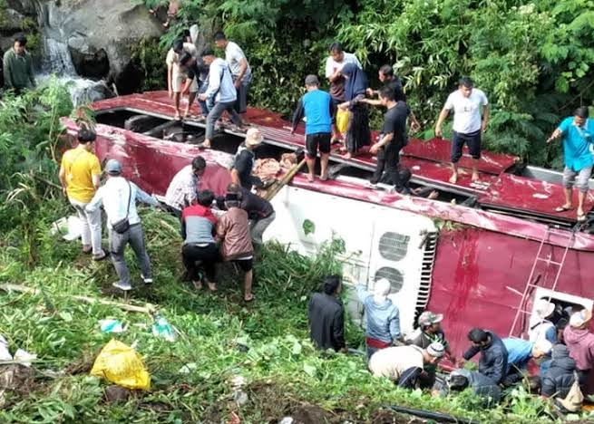 Bus Masuk Jurang di Tempat Wisata Guci. (Foto: Sumber Ayo Jakarta)