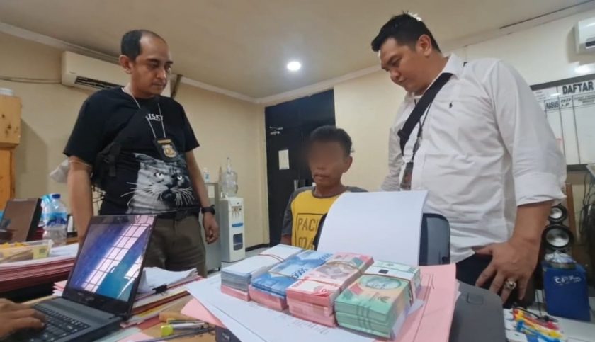 Oknum Satpam, yang melakukan pembobolan dirumah seseorang berhasil diamankan oleh Unit Reskrim Polsek Kalideres. (Foto: Fathar)