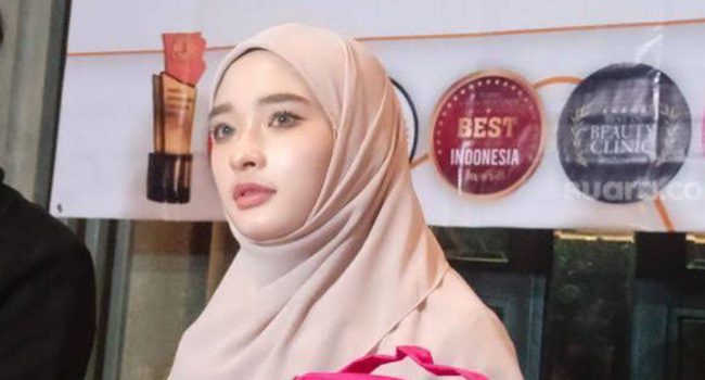Inara Rusli sedang mengurus kasus perceraiannya dengan Virgoun, Hotman Paris selaku pengacara kondang siap membantu. (Foto: Sumber Seleb)