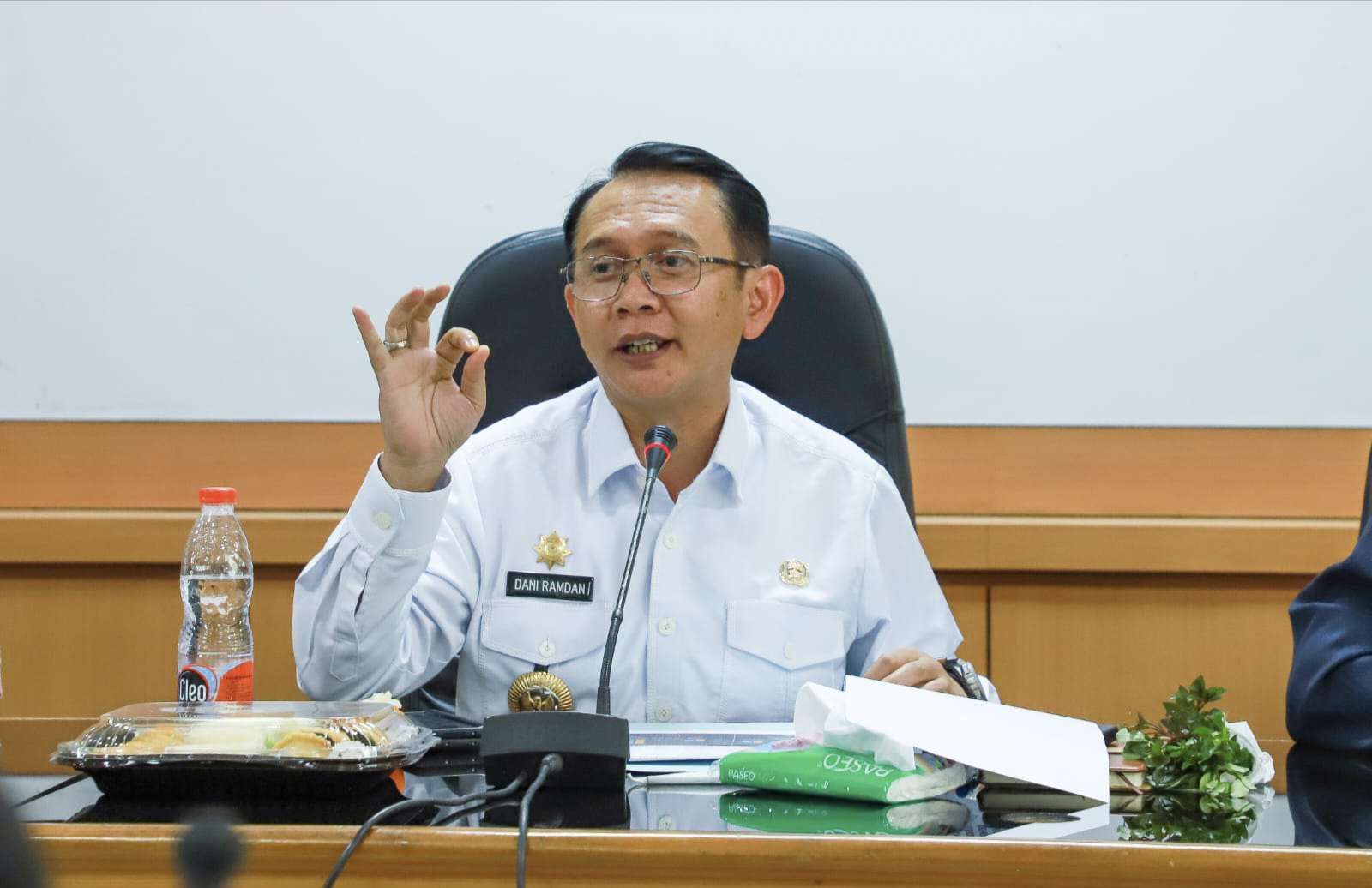 Pj Bupati Bekasi Bekasi Dani Ramdan memimpin Rapim evaluasi anggaran dan pelaksanaan kegiatan pembangunan, di ruang rapat KH.R Ma'mun Nawawi, Gedung Bupati Bekasi, Komplek Pemkab Cikarang Pusat, pada Rabu, (04/05/2023). Foto Wulan MY/Newsroom Diskominfosantik
