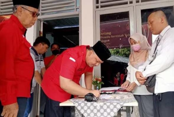 Ketua DPC PDI Perjuangan Kota Cilegon Reno Yanuar, saat berada di Kantor Pemilihan Umum (KPU) untuk mendaftarkan Caleg yang nanti akan bertarung di 2024 mendatang. (Foto : istimewah)