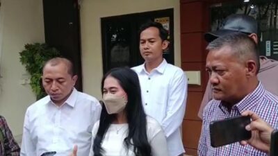 Anggota DPRD Kabupaten Bekasi Komisi IV Nymarno (kiri) dan Anggota DPR RI Dapil VII Jabar Obon Tabroni (kanan) mendamping AD (24), karyawati (tengah). foto: Muh. Tiar