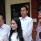 Anggota DPRD Kabupaten Bekasi Komisi IV Nymarno (kiri) dan Anggota DPR RI Dapil VII Jabar Obon Tabroni (kanan) mendamping AD (24), karyawati (tengah). (foto: Muh. Bakhtiar)