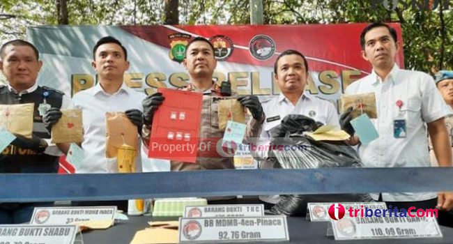 Satresnarkoba Polres Bandara Soetta, berhasil mengungkap peredaran kasus narkoba dan mengamankan 19 tersangka, 1 diantaranya Warga Negara asing berasal dari Uganda. (Foto: Fathar)