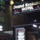 Polres Serang Kota Polda Banten saat melaksanakan Operasi Bina Kusuma Maung, dengan merazia Tempat Hiburan Malam (THM) hingga hotel. Di area Hotel Grand Krakatau, petugas berhasil menyita puluhan botol minuman keras. (Foto: Sumber istimewah)