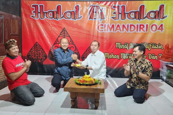 Potong tumpeng, Anggota Komisi IV DPRD Kabupaten Bekasi, Nyumarno dan Kepala Desa Jati Reja berserta warga Cimandiri 4 RT.004/008 Perumahan Graha Asri, Desa Jati Reja, Kecamatan Cikarang Timur, Kabupaten Bekasi. mengadakan tasyakuran atas terbangunnya sarana olah raga. (Foto: Muh. Bakhtiar)