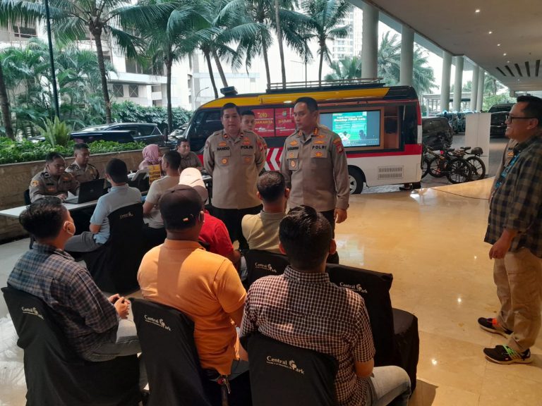 Kapolres Metro Jakarta Barat Kombes Pol Syahduddi, menemui masyarakat untuk menyerap keluhan dan kesah masyarakat. (Foto: Fathar)