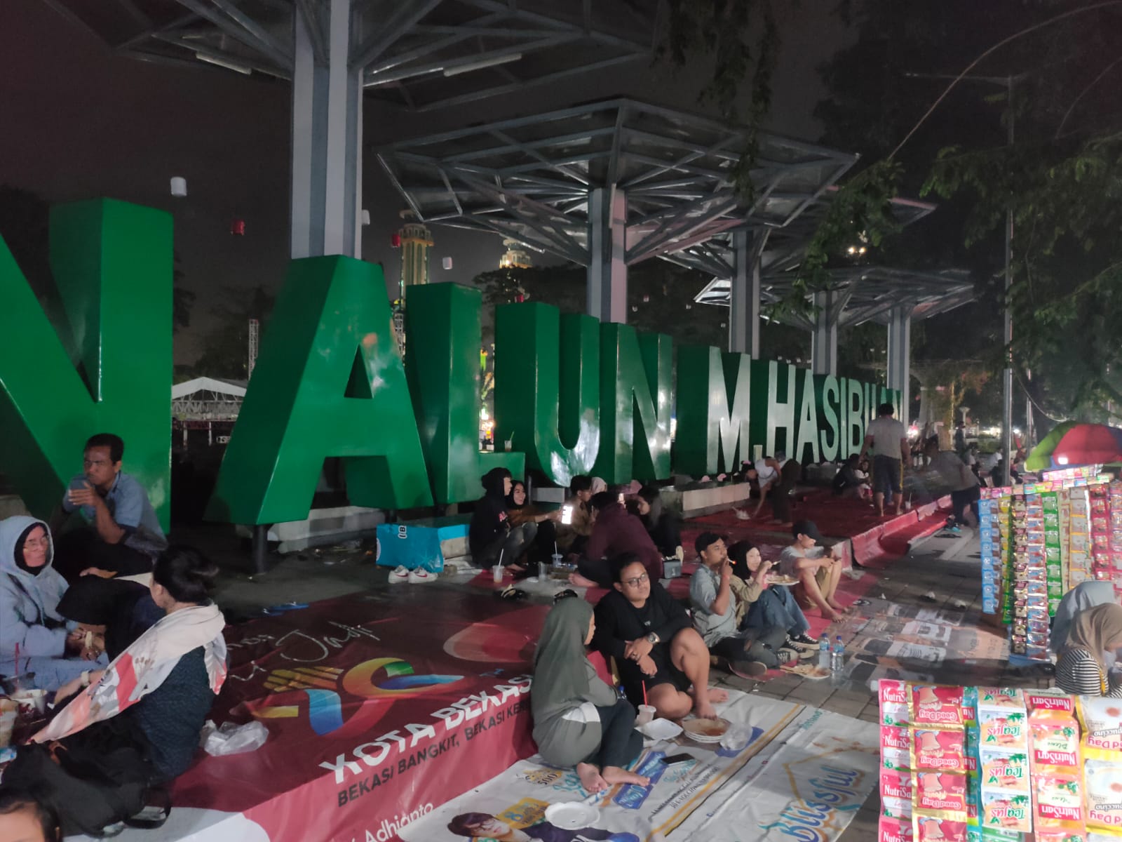 Alun-alun di kota Bekasi ramai dikunjungi warga diakhir pekan. (Foto: Jeje)