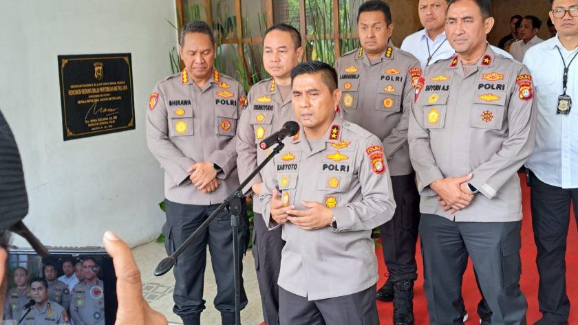 Kapolda Metro Jaya Megumpulkan Jajarannya di Balai Pertemuan Polda Metro Jaya, Pertemuan Tersebut Untuk Memberikan Arahan Kepada Jajaran Agar Selalu Profesional Dalam Melayani Masyarakat. (Foto: Sumber Humas PMJ)