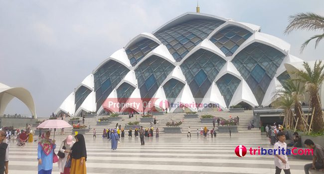 Masjid Al Jabbar, Kota Bandung, Jawa Barat, Pada Kamis 18 Mei 2023, Ramai pengunjung di hari libur. (Foto: Jeje)