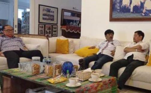 Pembina Jarwo Center, Sidarto Danusubroto, Mantan Asisten Pribadi Proklamator Ir. Soekarno saat jadi Presiden RI ke1, yang juga politikus senior PDI-P (paling kiri). Ketua Umum Jarwo Center Budi Mulyawan (Cepi), yang juga Ketua Umum DPN Kombatan (tengah). (Foto : Daeng Yusvin)