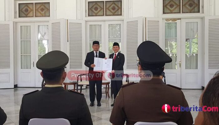 Gubernur Serahkan SK Perpanjang Bupati Bekasi