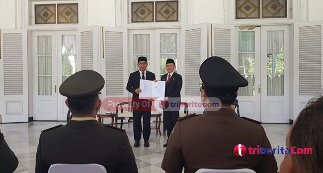 Ridwan Kamil Serahkan SK Perpanjangan Bupati Bekasi. (Foto: Muh. Bakhtiar)
